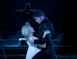 Taryn Fiebig as Zerlina and Teddy Tahu Rhodes as Don Giovanni. 
