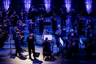 Maximilian Riebl with the orchestra, directed from the harpsichord by Paul Dyer 